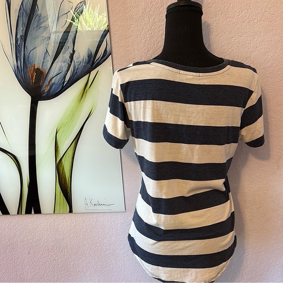 Women’s shirt size small - Picture 3 of 5